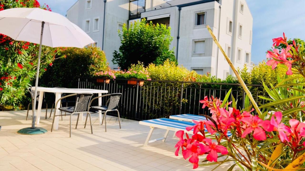 Appartamento In Villa Daniela Con Piscina Privata Carraro Immobiliare Jesolo - Family Apartments Eksteriør billede