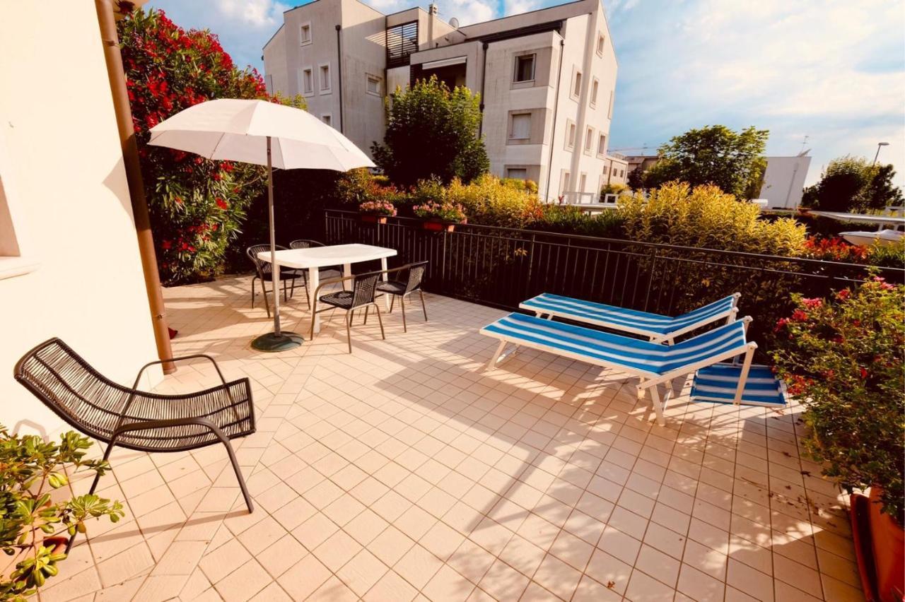 Appartamento In Villa Daniela Con Piscina Privata Carraro Immobiliare Jesolo - Family Apartments Eksteriør billede